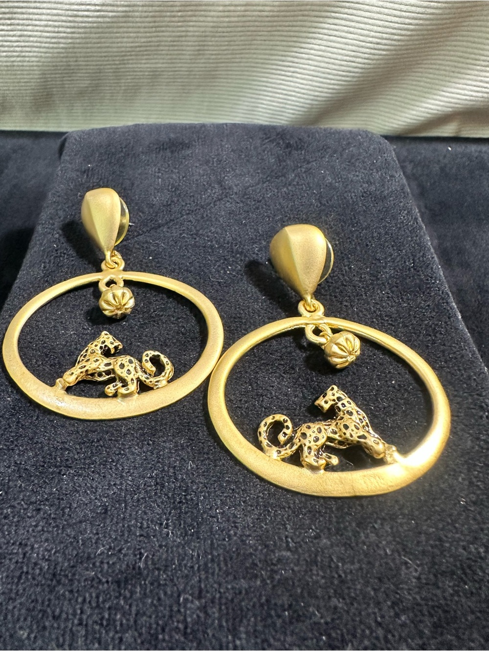 Vtg: Matte Gold Safari Jaguar Oversized Dangle Earrings - Picture 4 of 8